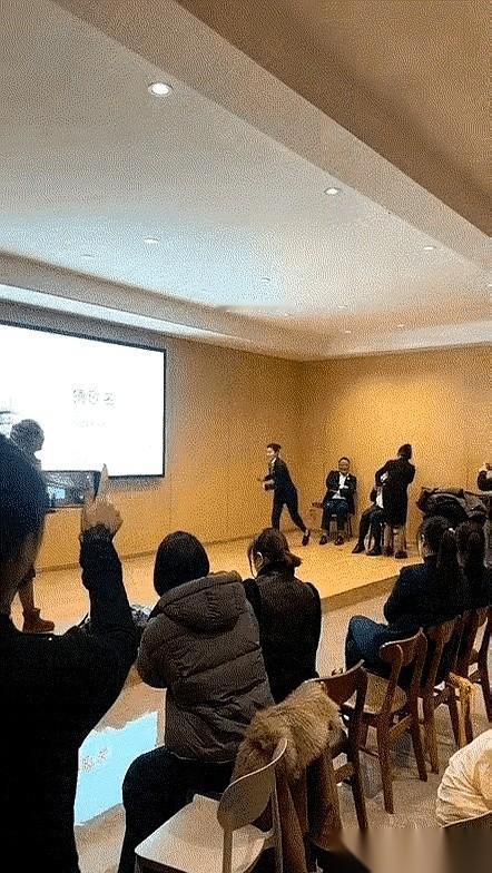 平时在办公室里一个个正襟危坐、人模狗样的，今天算是全“露馅”了。谁能想到，那个