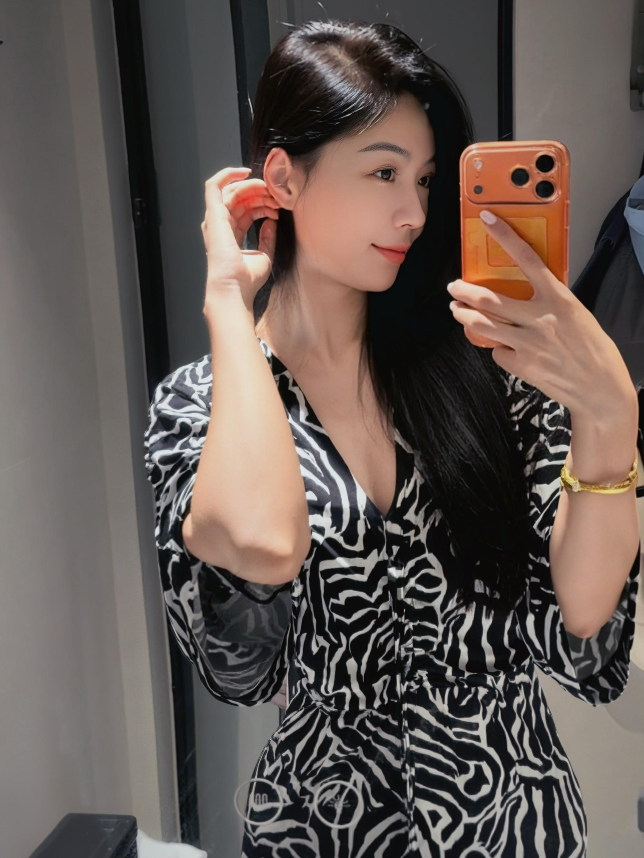 有钱只能不辛苦，唯有爱能成全完整的人 所以我会一直喜欢真诚和偏爱细节 ...