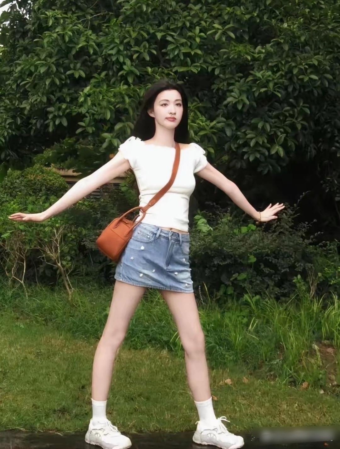 王楚然的腰线可真长，身材比例很好​​​