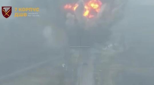 图文：乌军摧毁俄军轻型车辆渗透红军村的道路乌克兰国防军摧毁了连接Selido