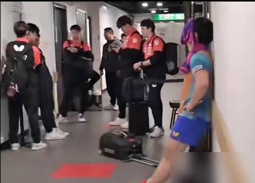 18岁的日本乒乓天才又被打哭了，这次他躲在白毛巾里绝望颤抖。2026年4月的