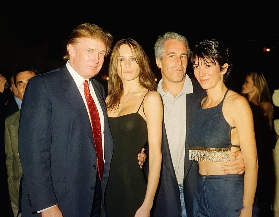 特朗普爱泼斯坦合照反复横跳！文件涂黑藏猫腻特朗普涉爱泼斯坦案的敏感照片先删