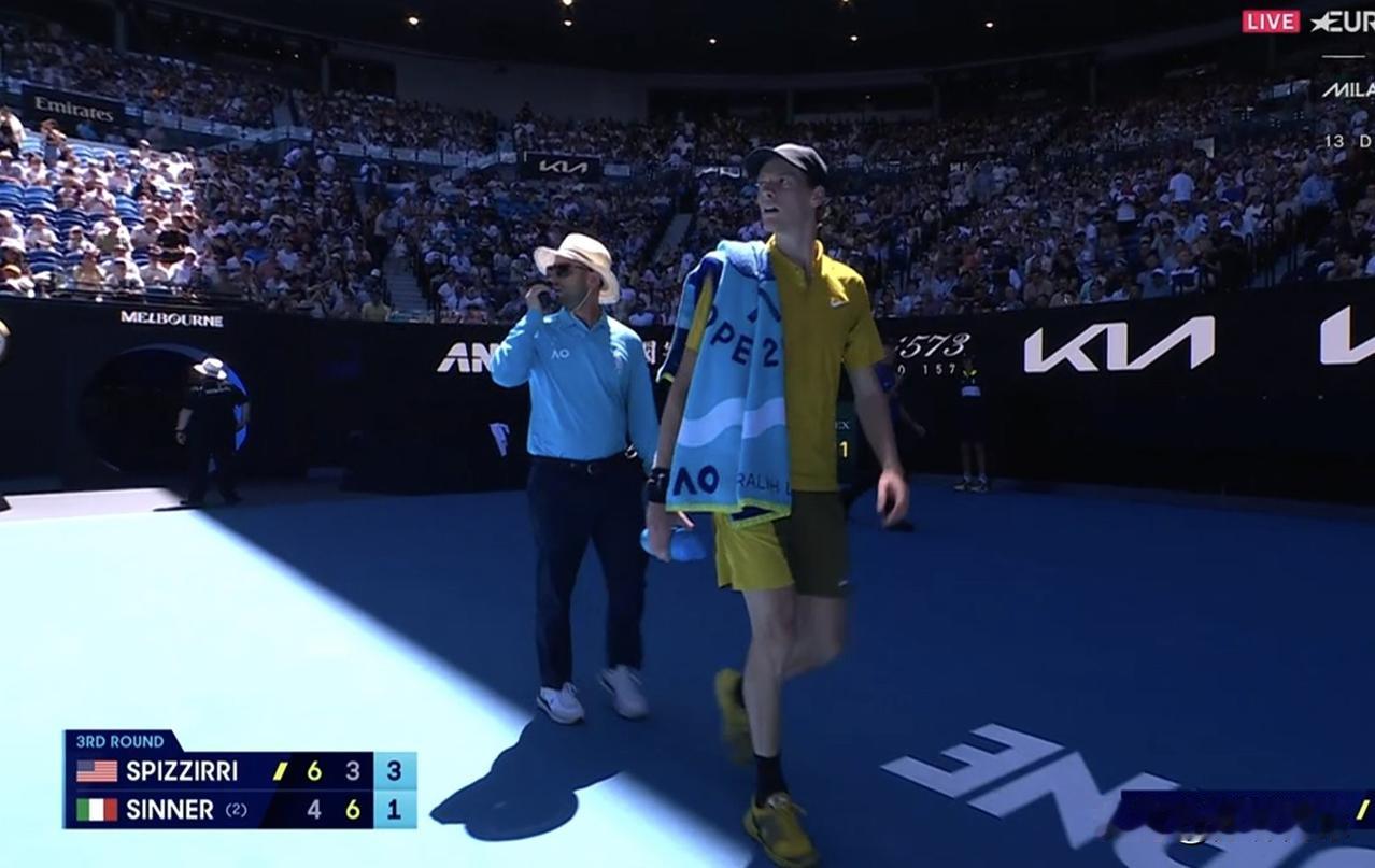 裁判宣布关闭顶棚给了辛纳休息的时间。他抽筋了。高温规则拯救卫冕冠军？目前