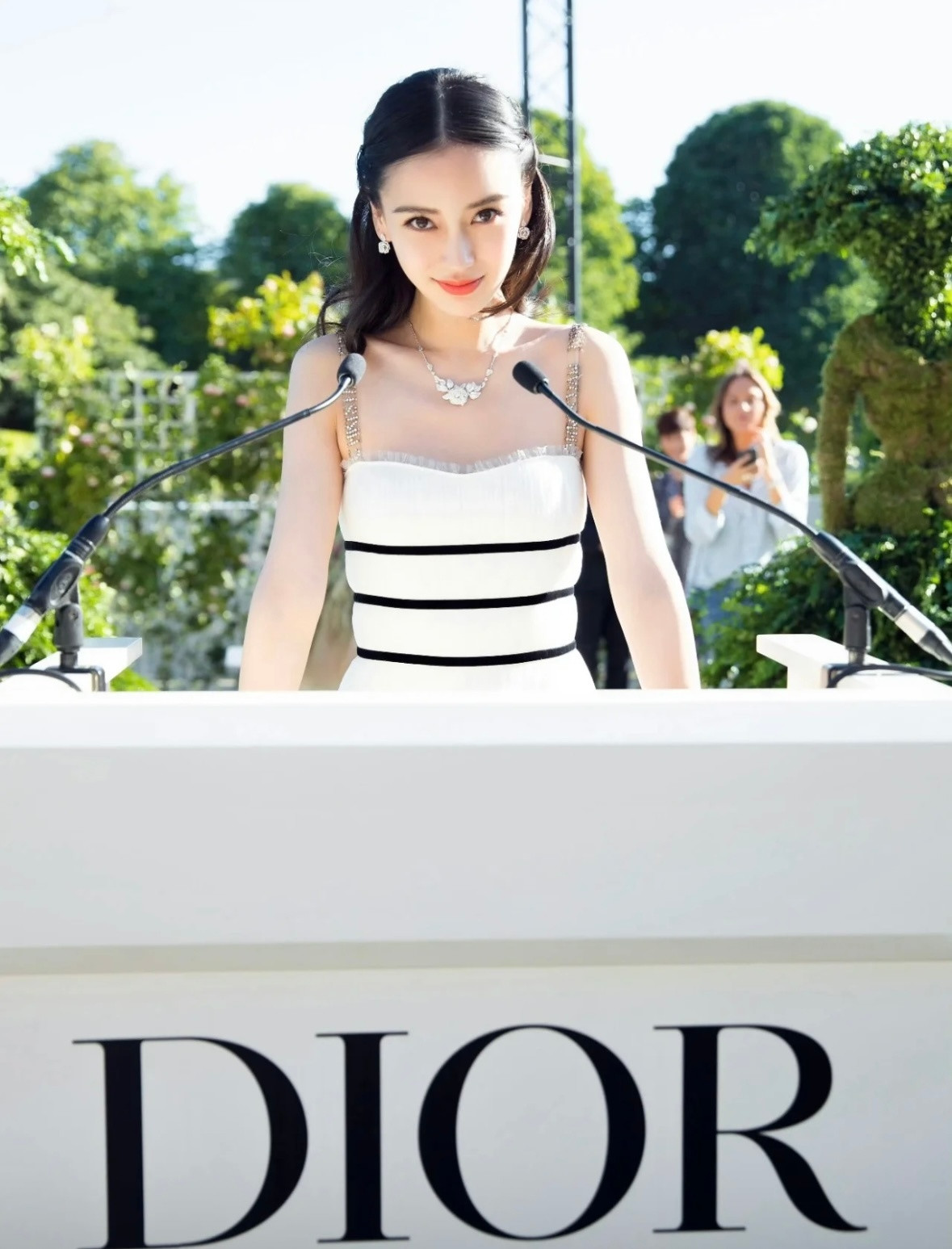 有没有人因为Angelababy而爱上Dior…..🦅​​​