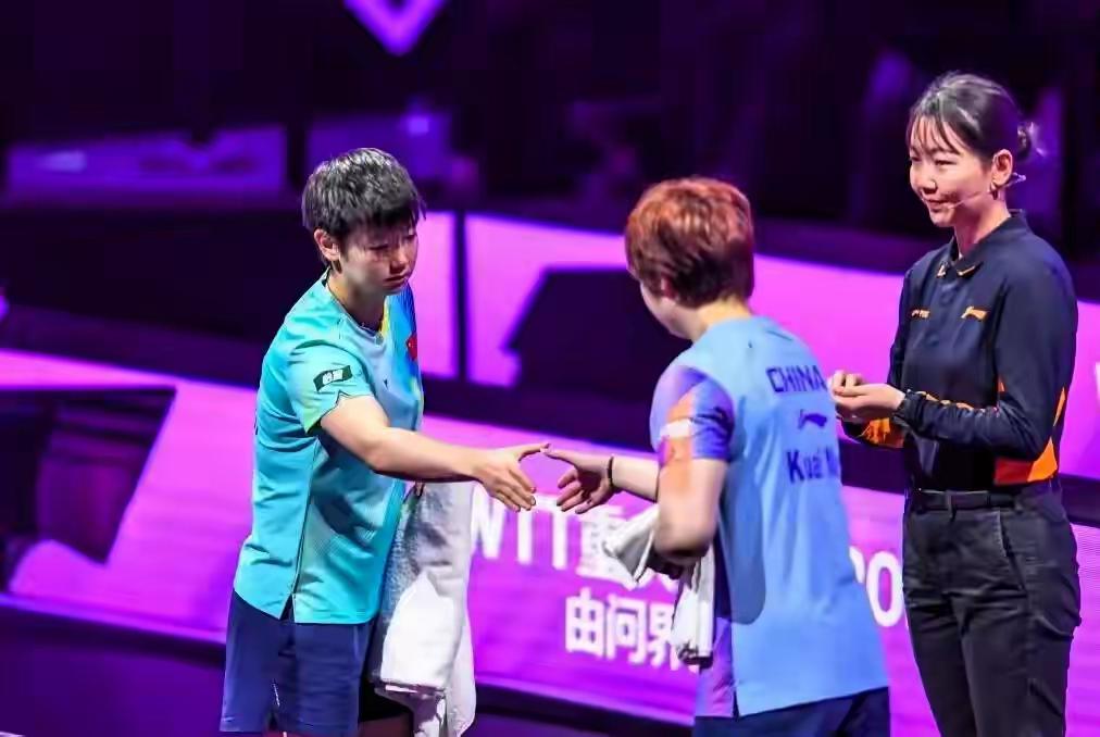 孙颖莎胜了蒯曼之后，振臂欢呼，说明孙颖莎胜的艰难！蒯曼败在心理素质和经验上，假