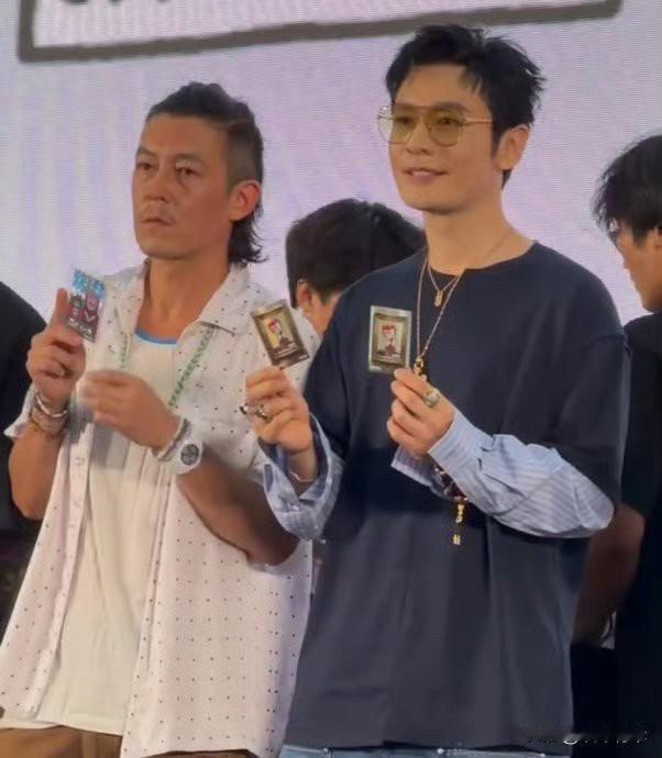 45岁的陈冠希和48岁的黄晓明同框，黄晓明赢麻了。近日，陈冠希和黄晓明一同出席线
