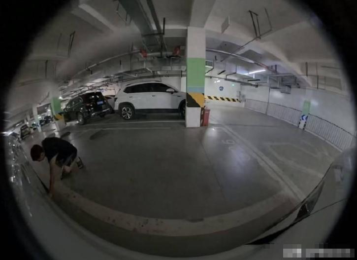 四川成都，男子在车库发现一辆车挡住自己的车了，就提醒对方挪车。可到了第二天，他看