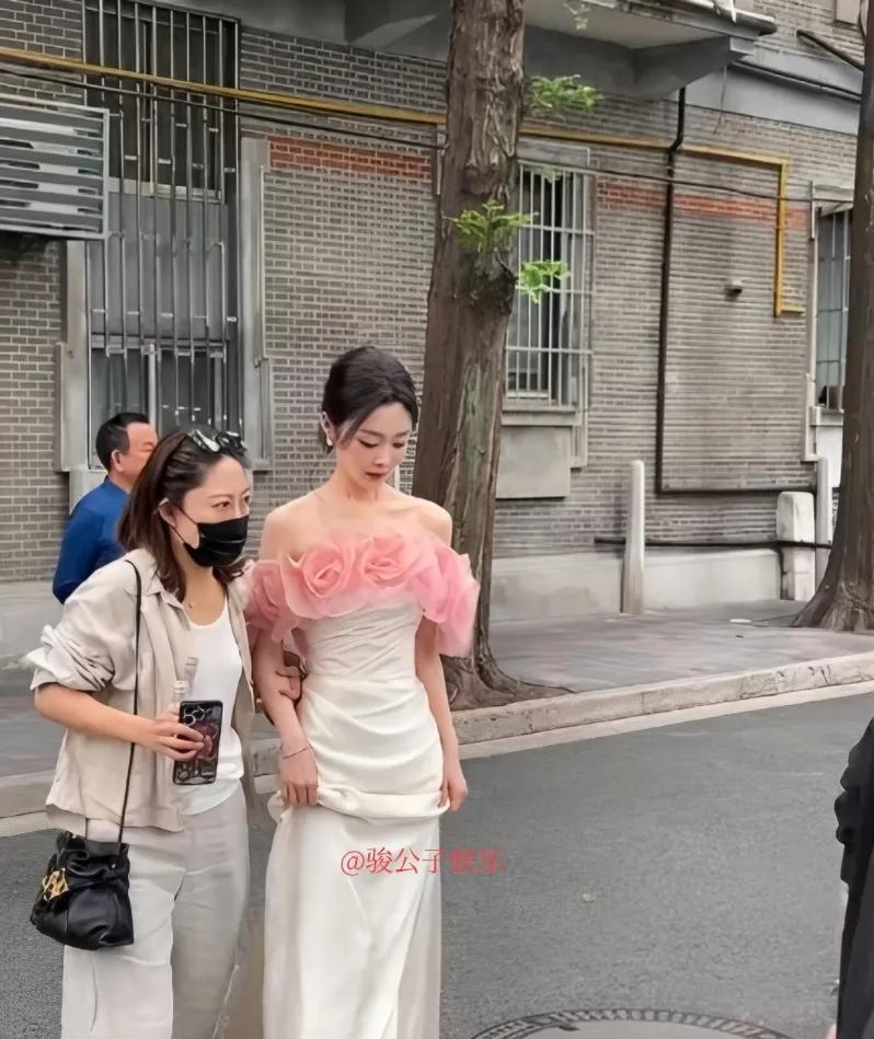 #超近距离偶遇宋轶#网友在上海偶遇宋轶拍摄，镜头里的宋轶，身形极为纤瘦，每一处