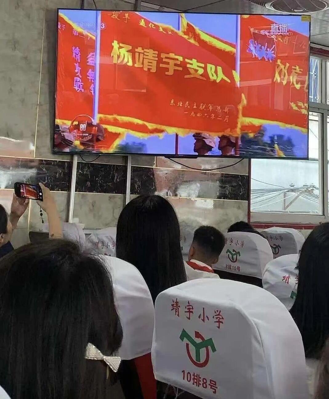 9.3阅兵，被这张照片感动哭了！不知道大家注意到这个细节没有，今天的第一支歌