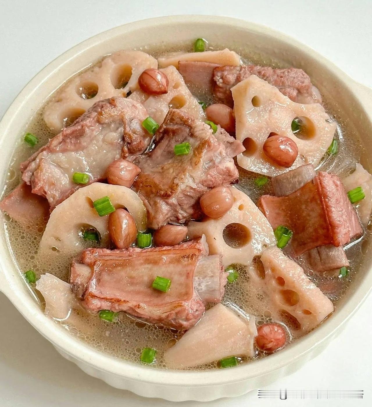 我家入秋必喝的是莲藕排骨汤，老话讲"荷莲一身宝，秋藕最补人"，秋藕润燥养人，搭配