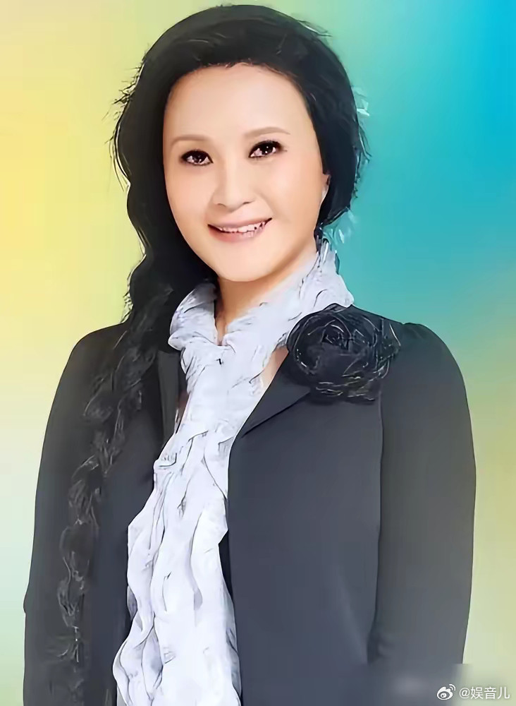 都说68岁方舒晚景凄凉，两嫁豪门，女儿都不管？我告诉你，你全想错了。大女儿北外