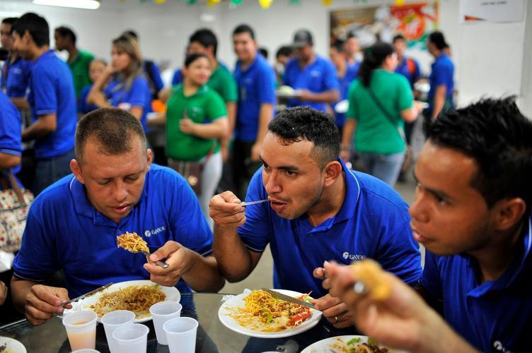 在中国，打工人加班到半夜，连个加班费都不敢提；可在地球另一端的巴西，同样的中国老