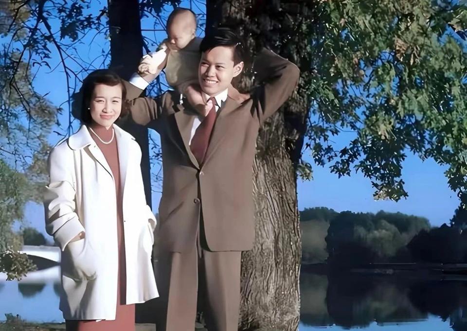 上世纪五十年代，杨振宁与妻子杜致礼，以及孩子杨光诺的合影，尽是初为人父母的喜悦。