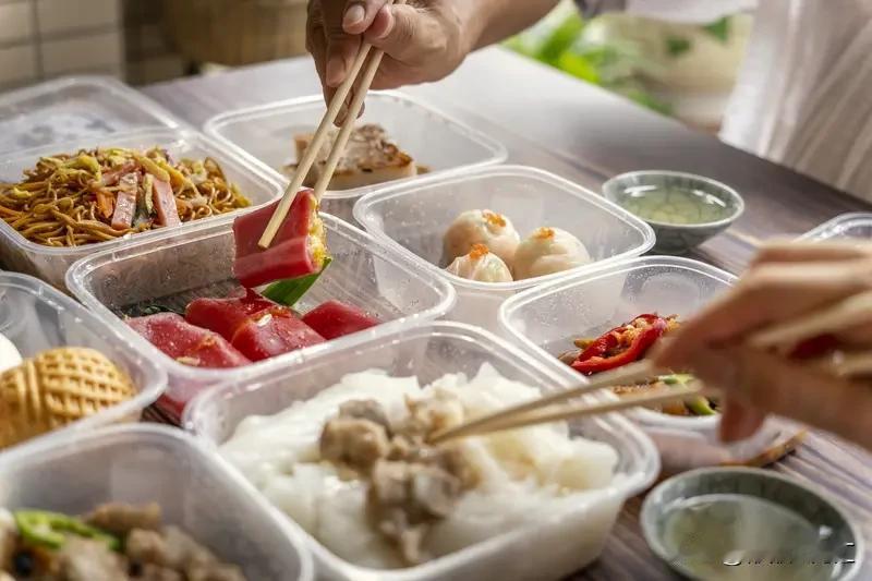 外卖送慢了，我一般不会不停催促骑手。之前我点外卖等了快一小时，饭都凉了汤也撒了，