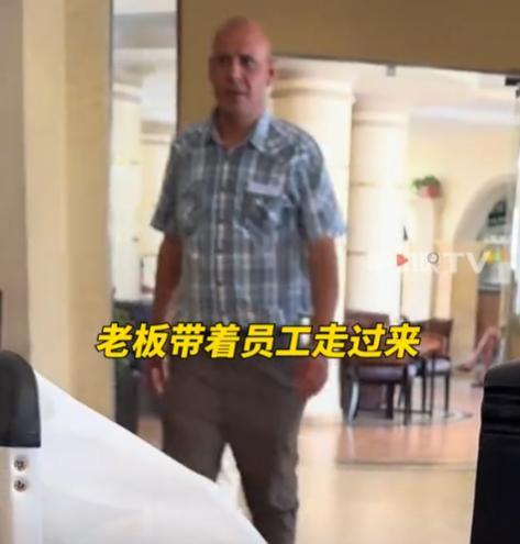 “惹谁不好，非要惹龙的传人！”中国游客在埃及餐厅用餐，被男服务故意刁难，非说女子