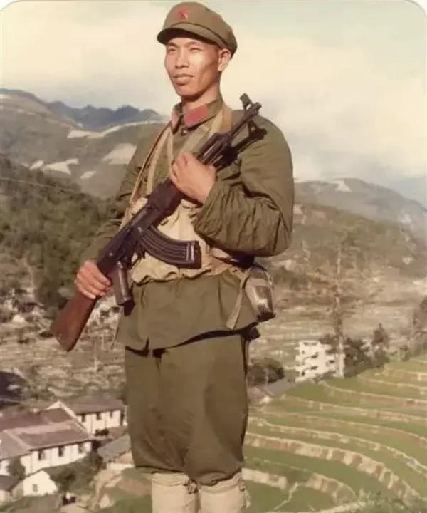 他从战场归来后，从不把自己的功劳挂在嘴边，安安静静地过着普通人的生活。他时常回