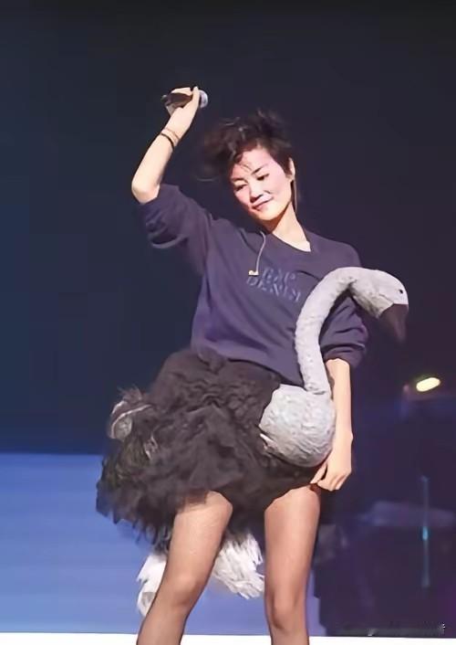 王菲当年真是有想法，这鸵鸟裙子也是有创意，王菲可以长得不美，但是她真的会打扮，审