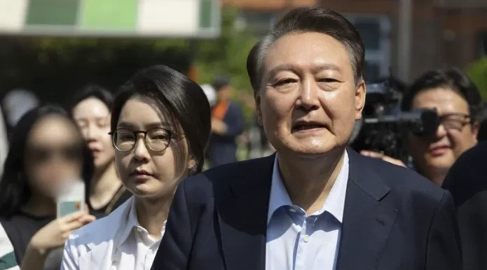 尹锡悦今天又出庭受审了天呐！尹锡悦又上法庭了，这回可真是