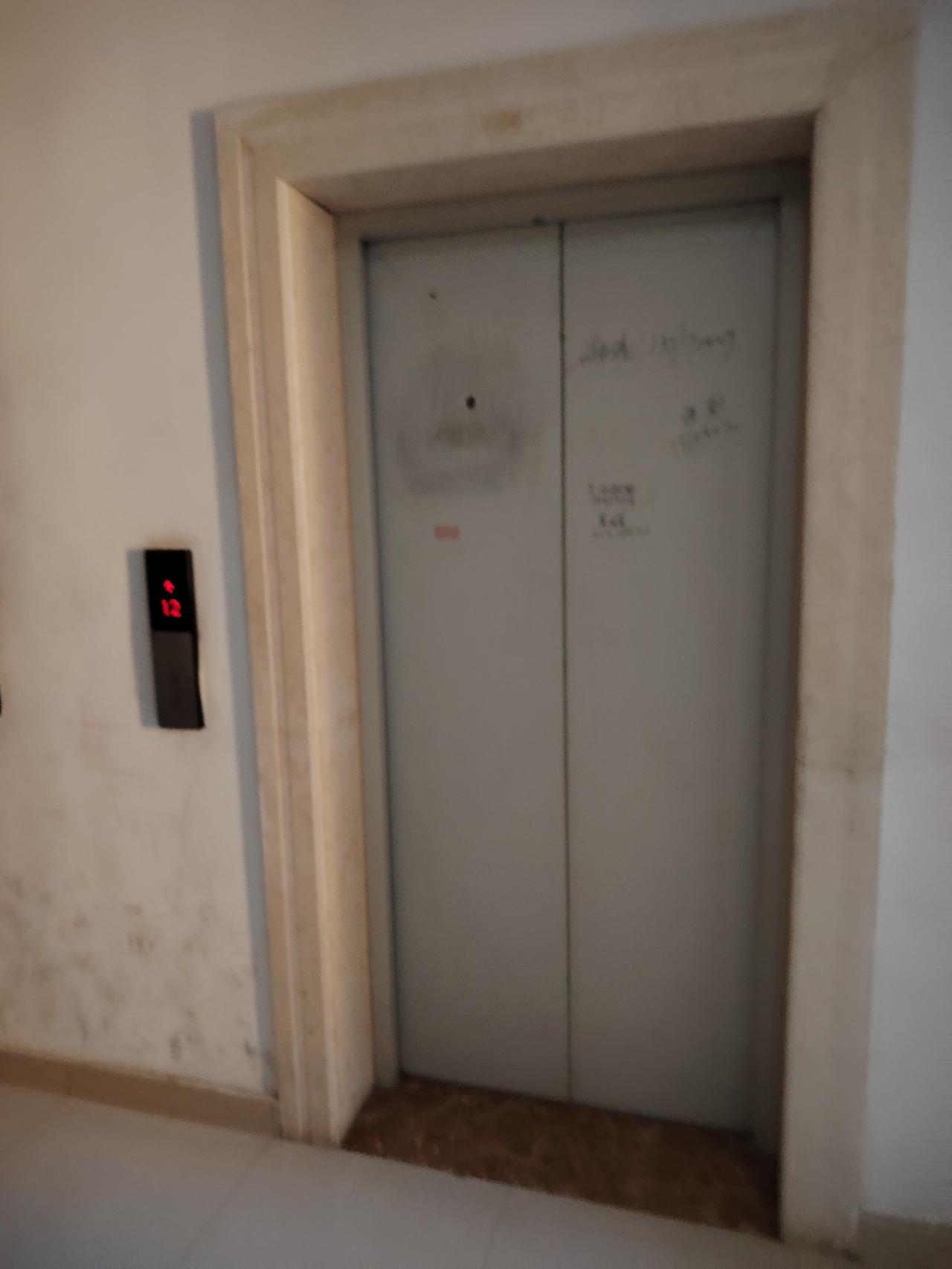 有些领导缘何不爱穿工服？前些日子，我前往一个景区游览，遇见不少身着工服的保洁人