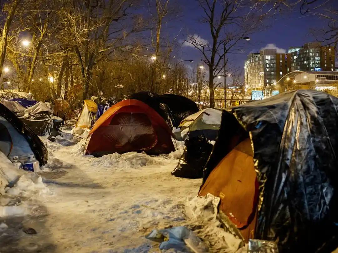 不懂就问，老美怎么突然就暴雷了？之前知乎不是在说老美大房子随便住，居住面积比咱