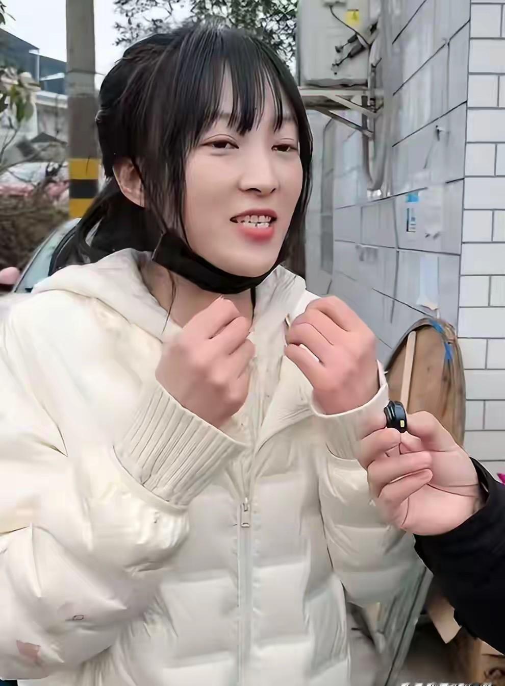 呆呆突然掐断刨猪汤直播信号。屏幕黑掉那秒，几十万网友手机同时震了一下。春晚邀