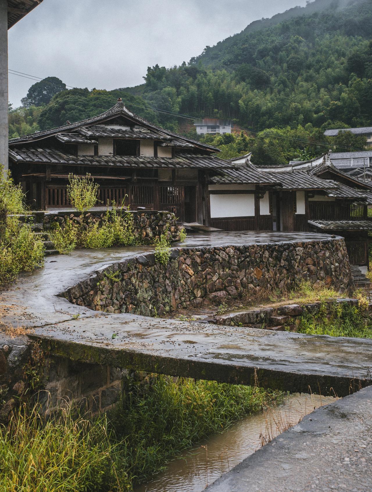 大雨中、福建深山里的清代无人老宅村子里应该还有零散几户人家，雨一直下，除了看到