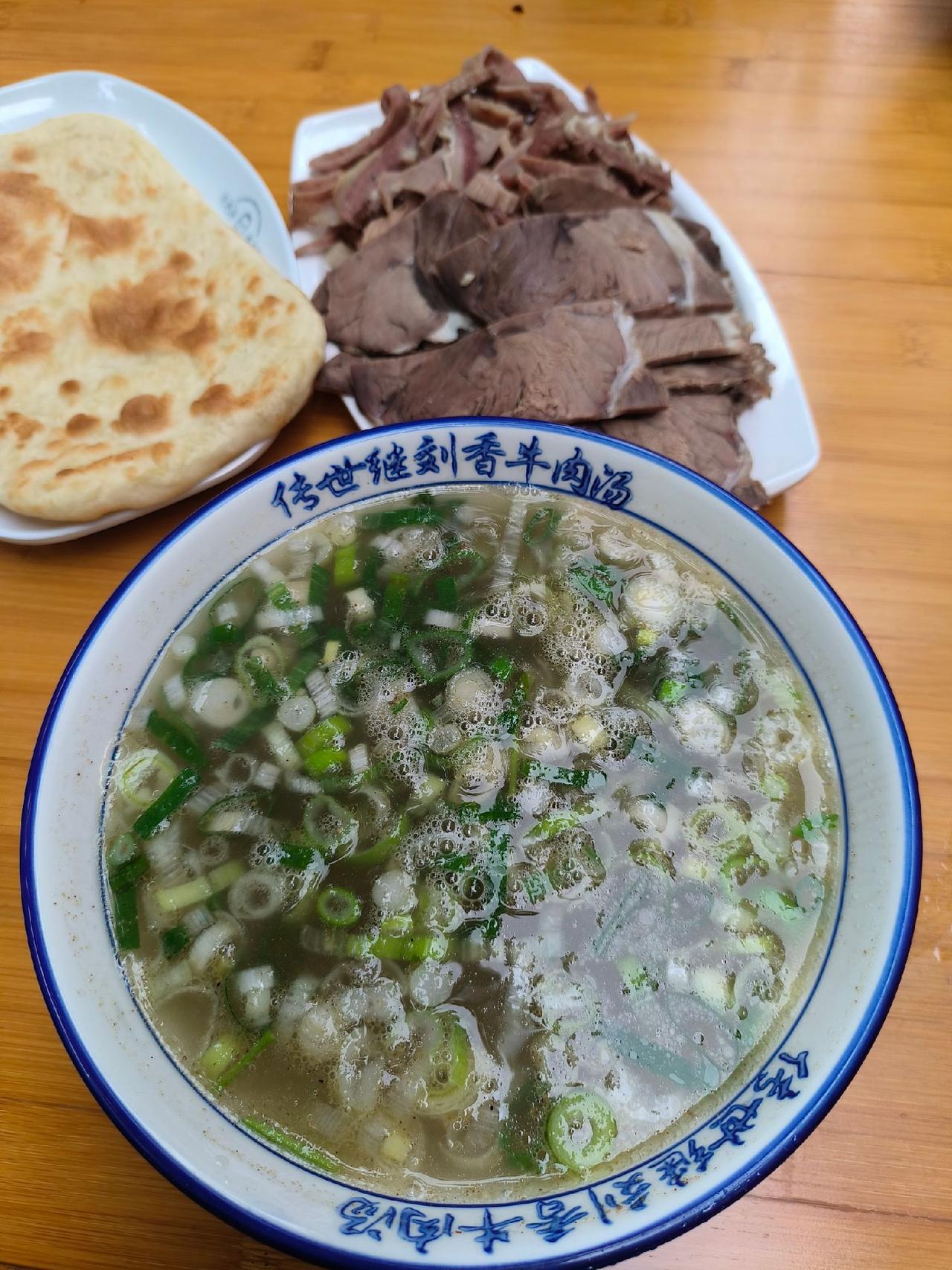 😋口味：东关甜汤喝多了，就喜欢来他家换换口味，风格截然不同。首先他家的汤是咸的