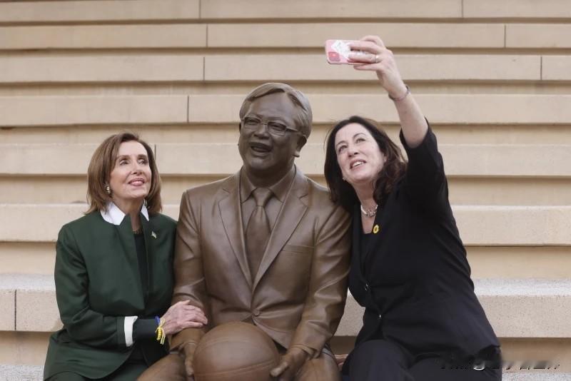 【最新消息：美国前众议长佩洛西的女儿宣布竞选加州参议院席位】华盛顿时间2025