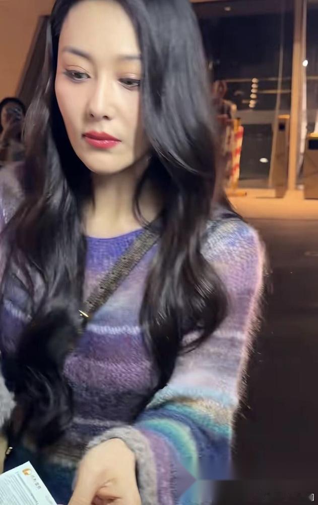 40岁豪门阔太挤公交被偷拍，关掉美颜滤镜后，网友们竟不吵了。前台大五姬之一的