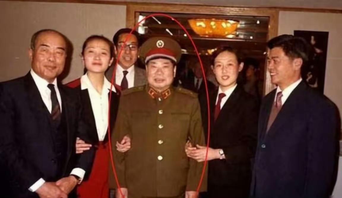 杨得志1994年辞世，嘱子女照料夫人石莉，石莉回乡独居未再婚，此为二人结婚照。