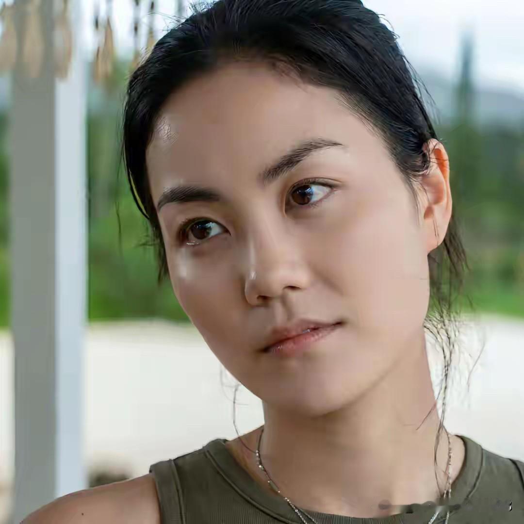 其实近距离观看王菲，她长得还不错，为什么有很多人说她不美呢？大眼睛，弯弯的眉毛，