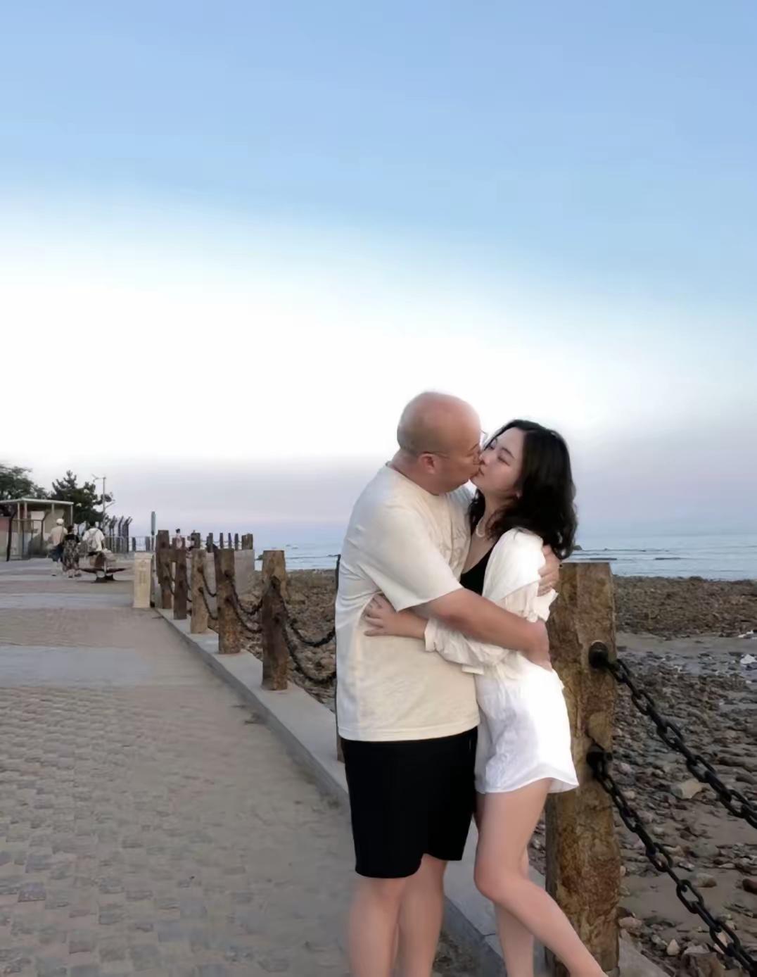 老男人与年轻女人恋爱，很明显男人的短板是年龄太老了，谁给他的勇气敢于向妙龄女郎展