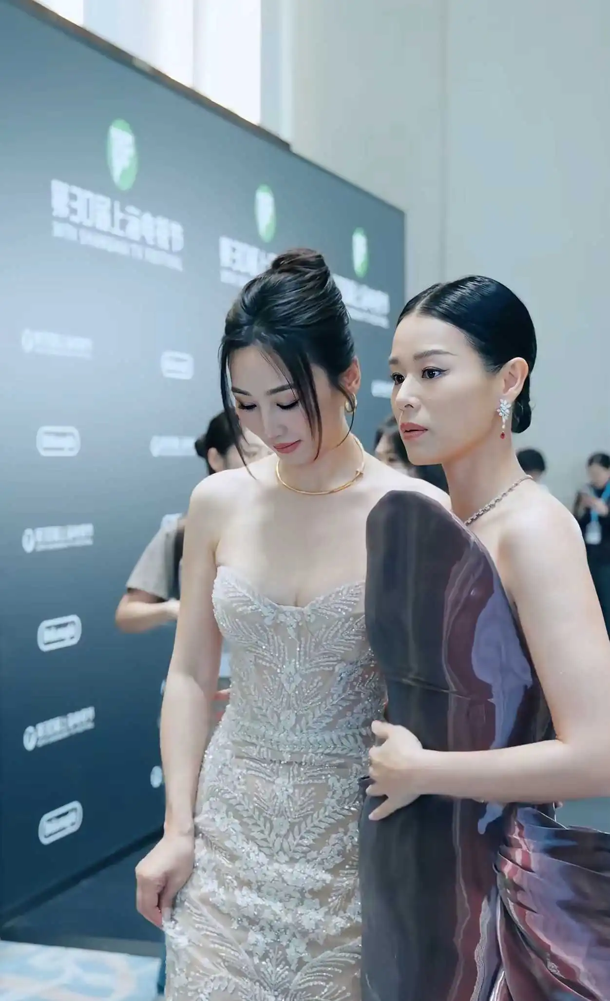 胡杏儿这个礼服….设计师的灵感来源是猪肝吗？