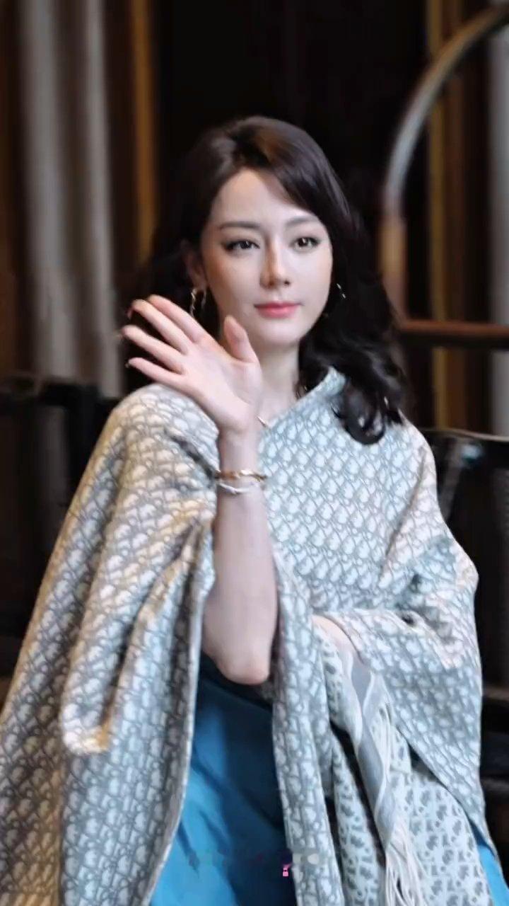 这是真的美神降临……好贵气好貌美的热巴迪丽热巴吊带蓝裙造型迪丽热巴卫蓝穿蓝裙