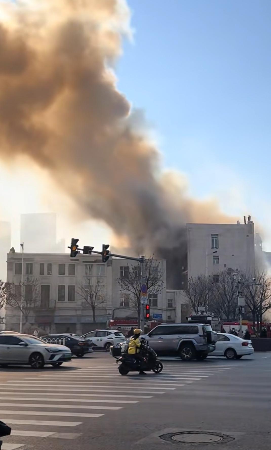 官方通报来了，元旦假期第二天发生在天津和平区滨江道的火灾为一餐馆。从现场视频中可