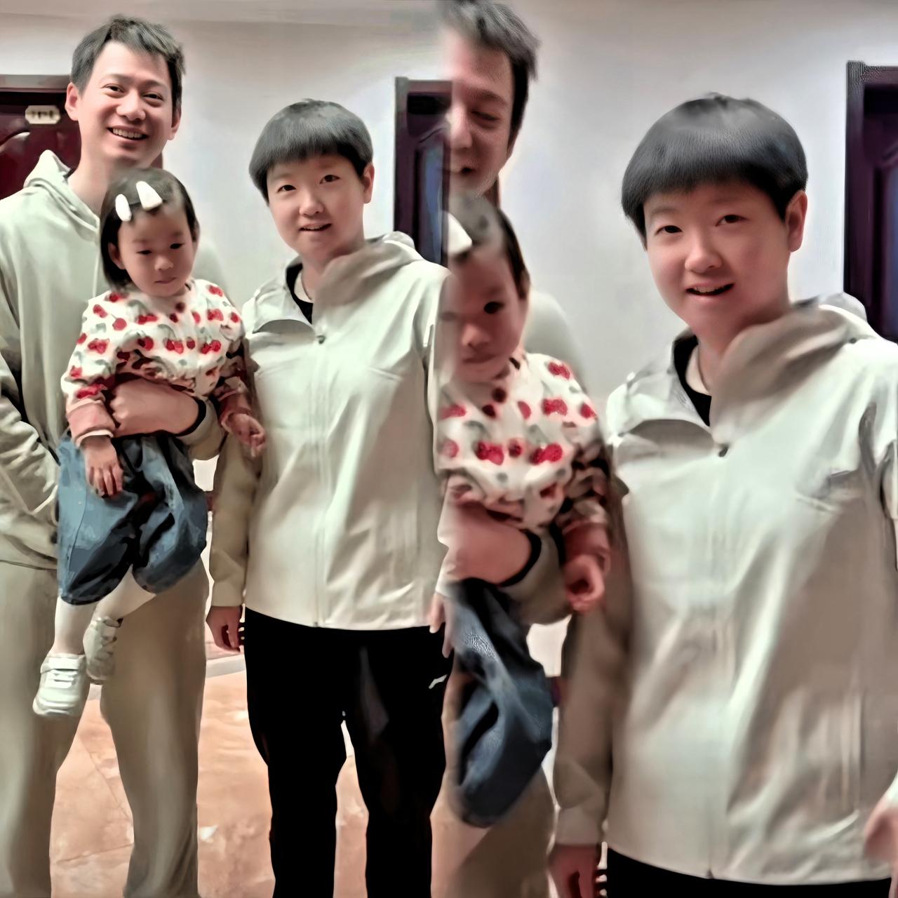 周雨家小十一和莎莎同框啦！周雨在旁边笑得眼睛都找不着了～话说这辈分真是理不