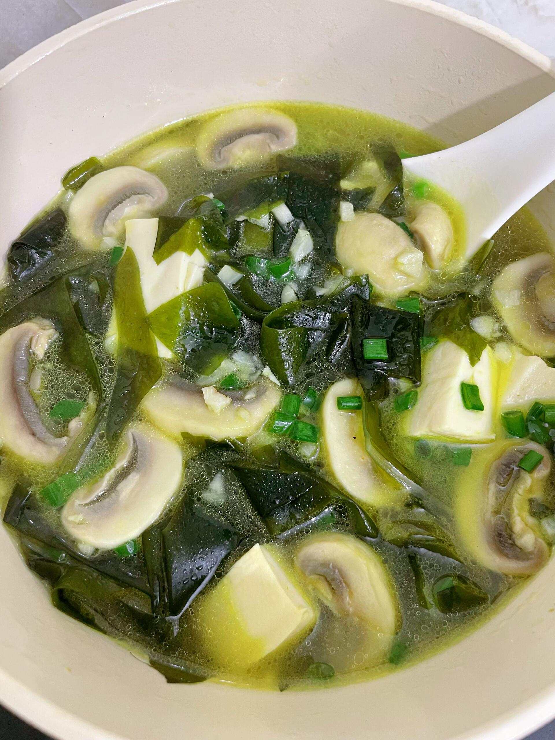 一个人的减脂晚餐，海带口蘑豆腐汤！！今晚给大家分享一道简单好吃又掉称的海带口蘑