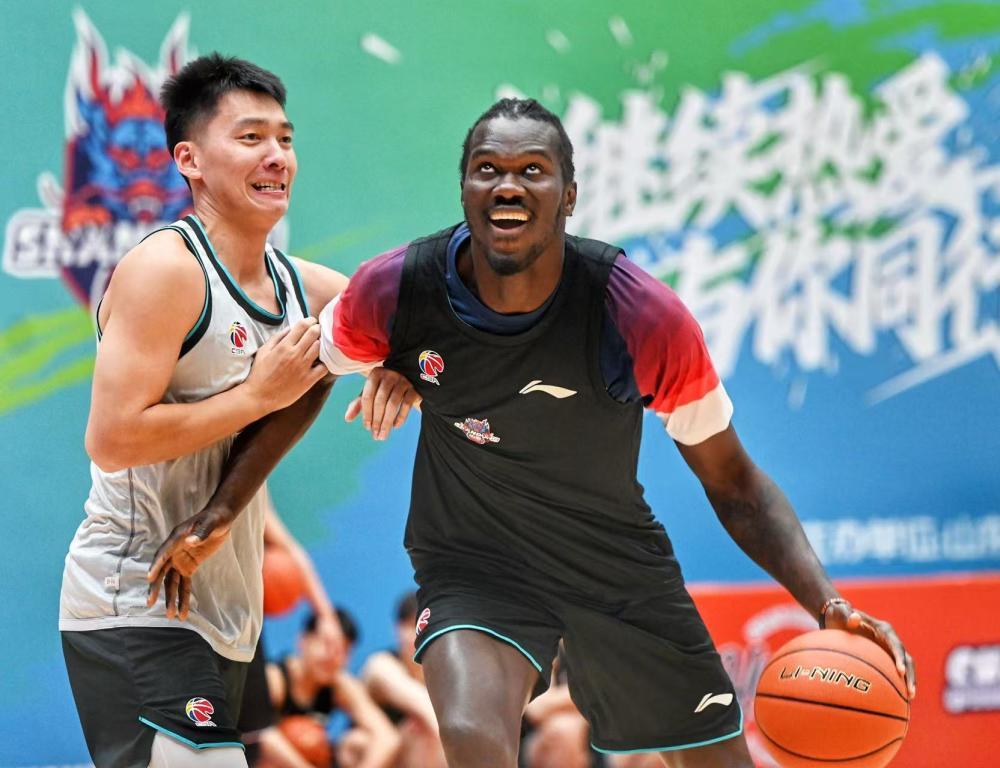 山东男篮明赴汕头参加季前赛, 高诗岩缺席, 首战对广东队
