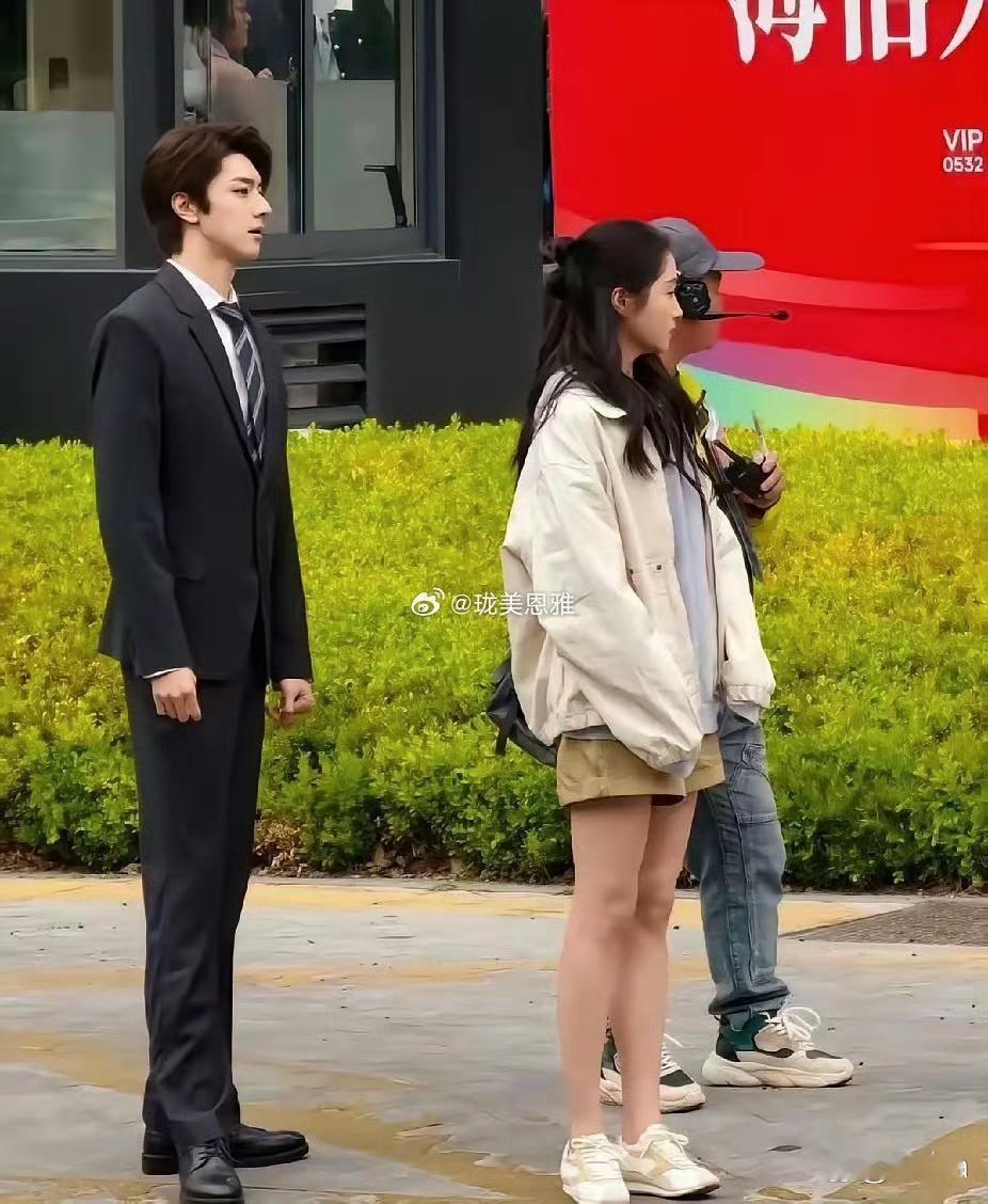 不是，关晓彤现实中也不是很高啊还是她旁边的男生太高了，才显得她矮