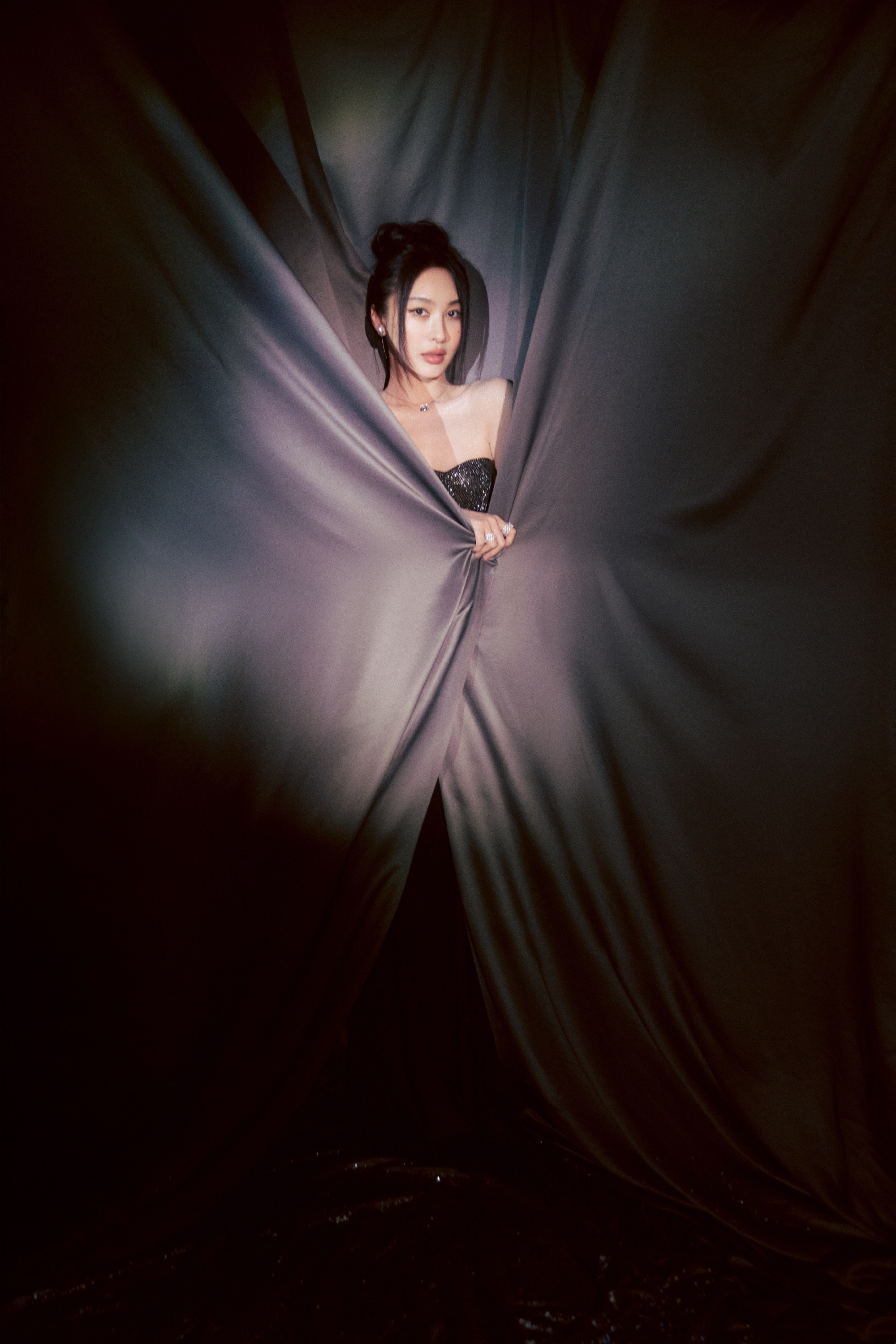李菲儿，一袭抹胸钻纱长裙，闪亮的优雅格调。李菲儿
