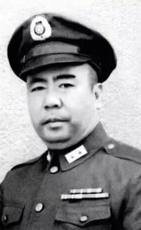 1950年，台北马场町刑场，国民党中将陈宝仓被执行了枪决，遗体没人敢认领，在太阳