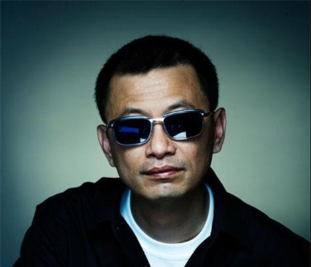 几十年前，王家卫在黄百鸣公司上班，天天“摸鱼”，黄百鸣大怒：“给你3个星期，写不