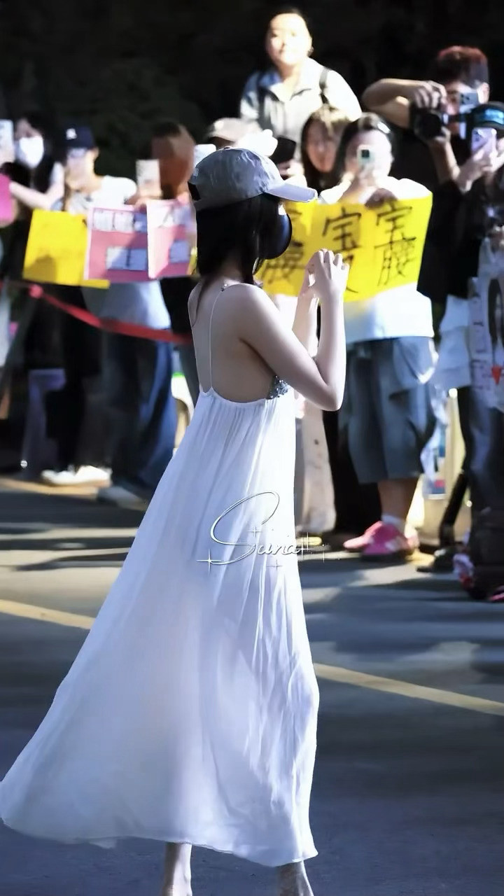 虞书欣松弛感吊带长裙，好优越的背部线条怎么可以美成这样啊啊啊啊​​​
