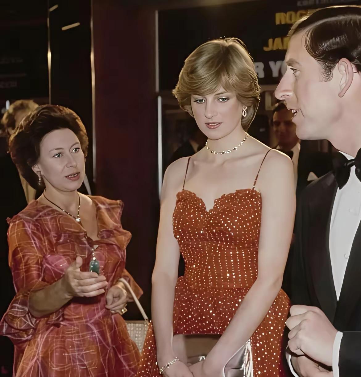 难怪！查尔斯不愿与戴安娜同台！为何？因为戴安娜，永远比查尔斯耀眼！两人一同