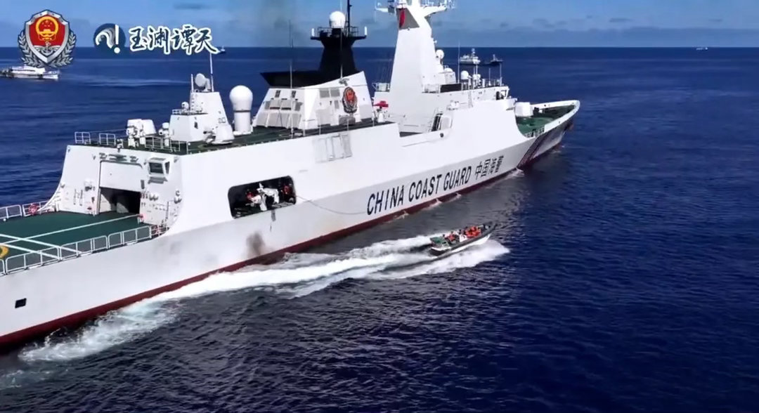 中国在黄岩岛上强度，海军演练索降夺船，海警演练强制拖船综合“南部战区”和“中国海