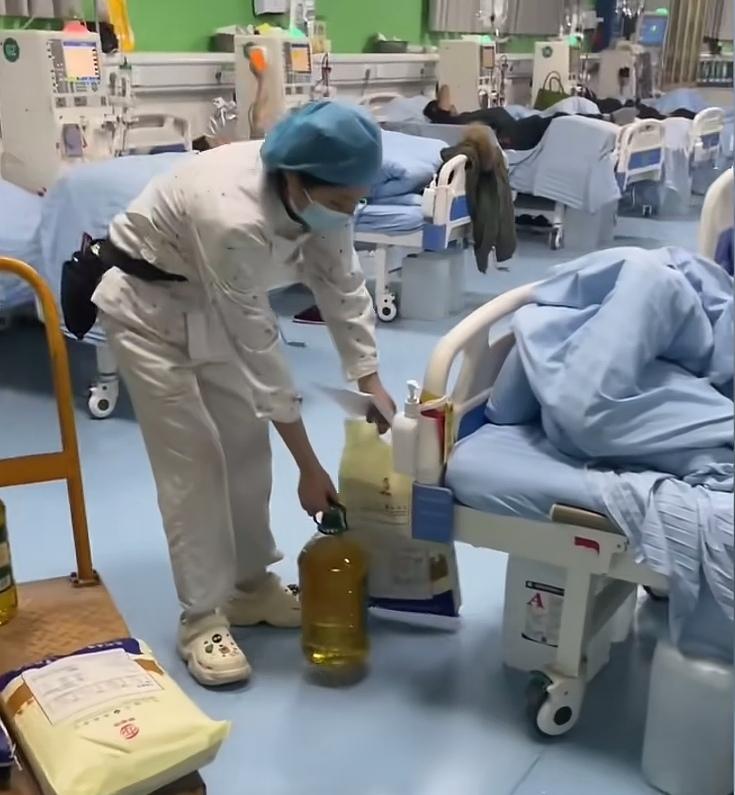 大年已至，不少单位会给员工发放年终福利。然而，对于正在医院住院治疗的患者而言，想