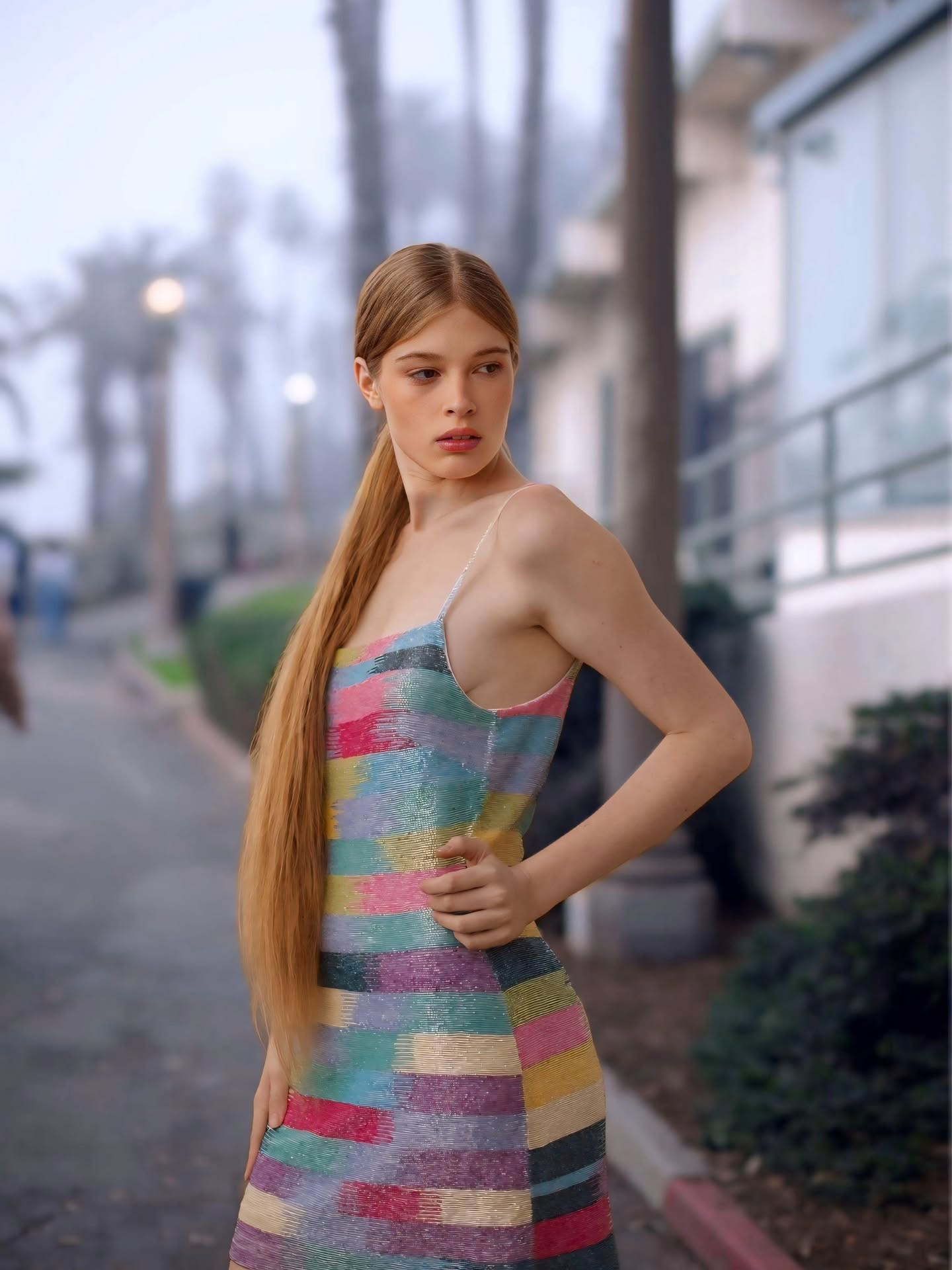 🔻这是马斯克大女儿/儿子的近照。🔻跟马斯克其实长挺像的。爱泼斯坦死亡当晚离奇