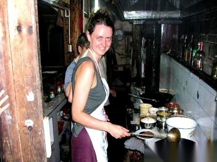 一个拿银质刀叉、毕业于剑桥的姑娘，最后跑去成都一个后厨，天天跟油烟灶台打交道。