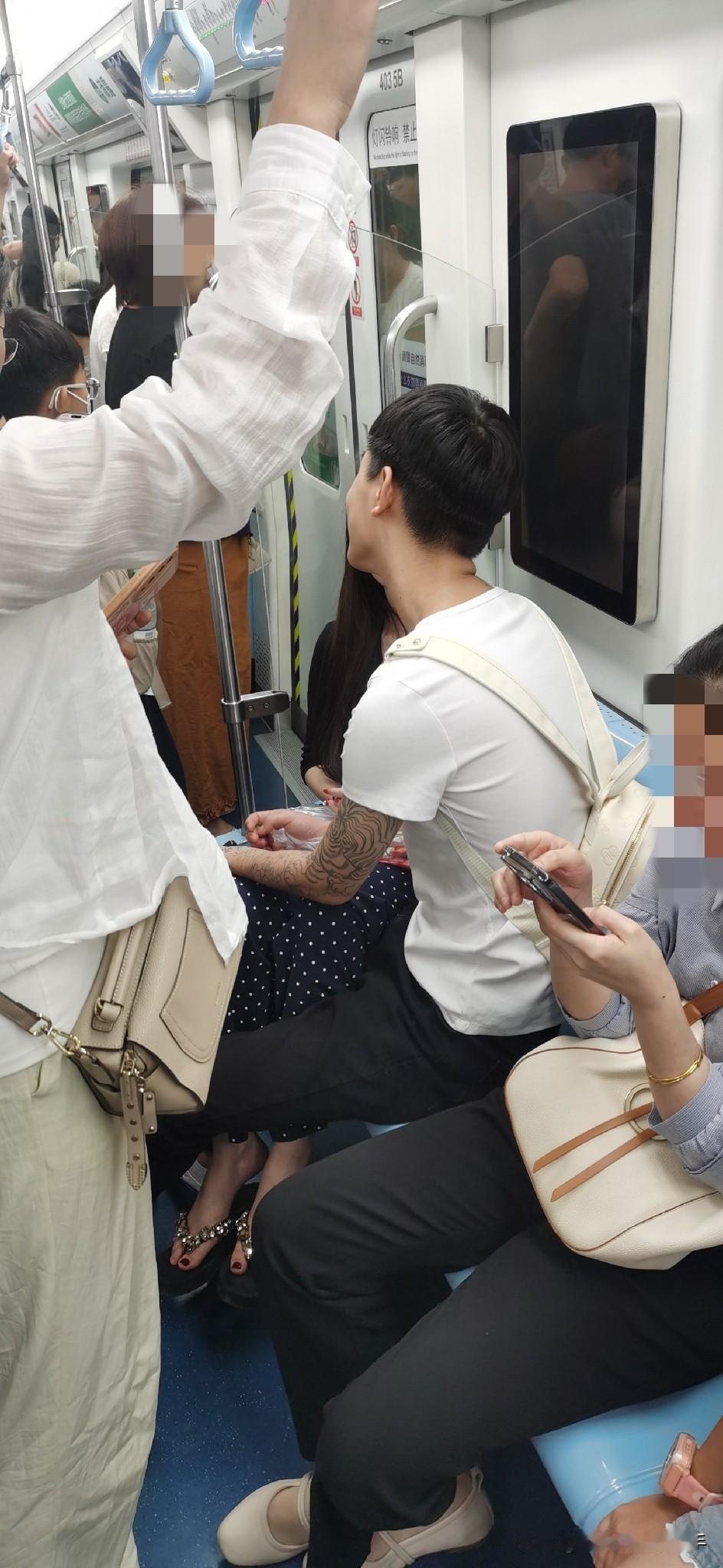 【西安地铁1号线早高峰，公共场所该守住分寸】西安地铁1号线早高峰，人满为患