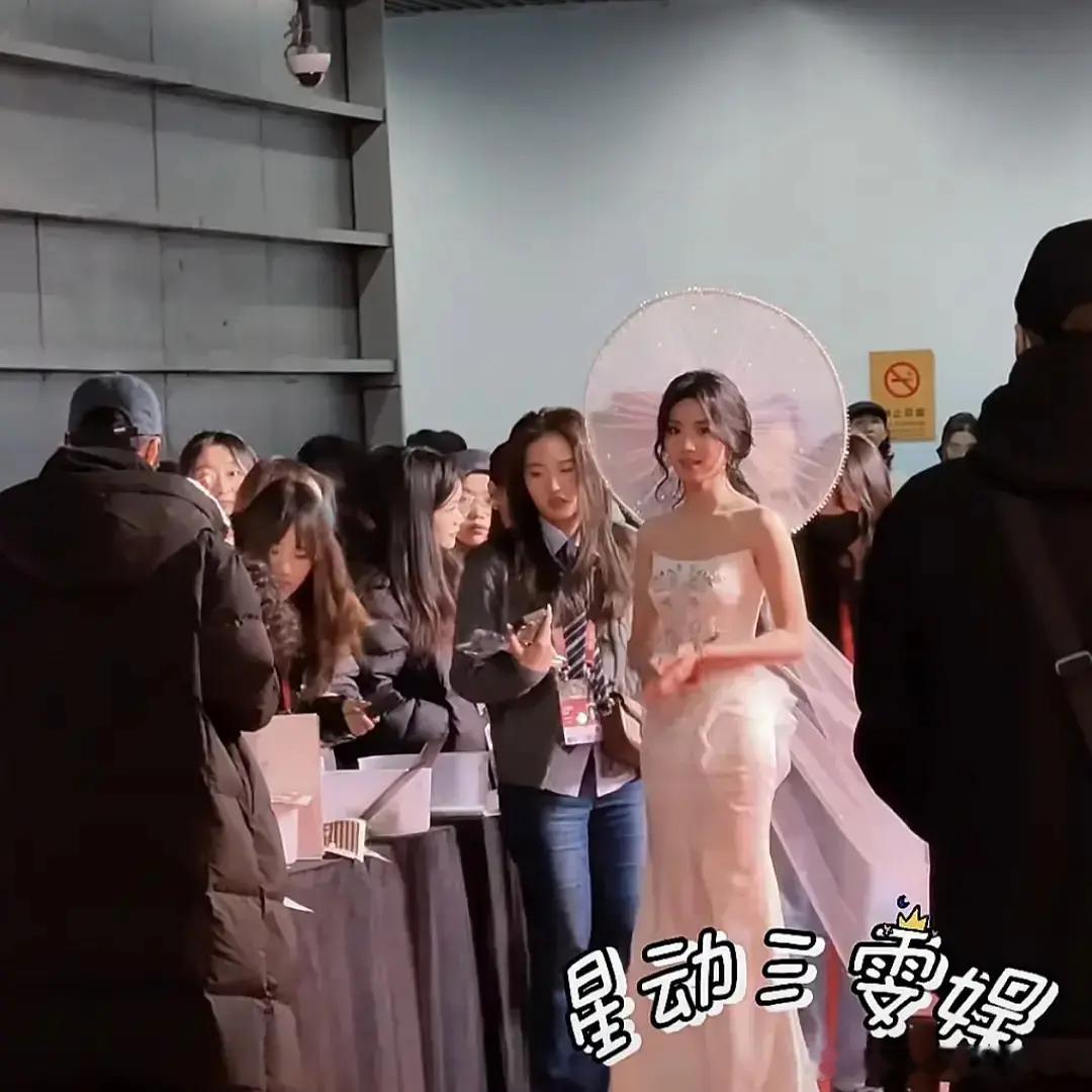 人群中的卢昱晓，女明星气质如何？